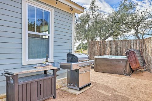 Comfy Hill Country Haven With Private Hot Tub!