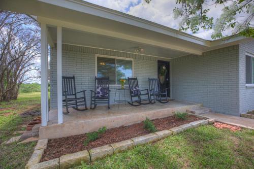 Gorgeous Home Near Wineries With Hot Tub And Fire Pit