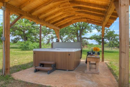Gorgeous Home Near Wineries With Hot Tub And Fire Pit