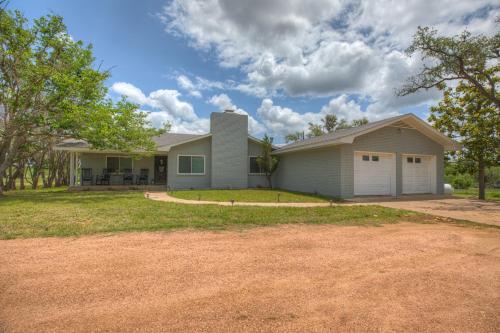 Gorgeous Home Near Wineries With Hot Tub And Fire Pit
