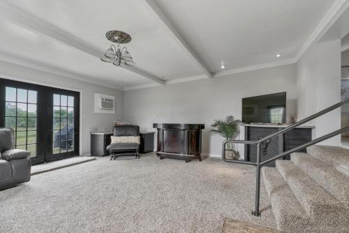Gorgeous Home Near Wineries With Hot Tub And Fire Pit