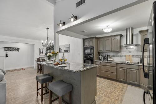 Gorgeous Home Near Wineries With Hot Tub And Fire Pit