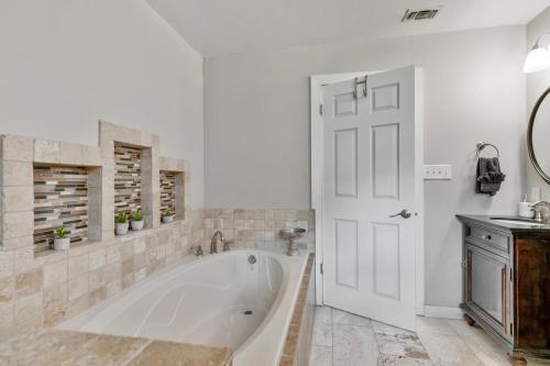 Gorgeous Home Near Wineries With Hot Tub And Fire Pit