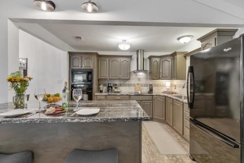 Gorgeous Home Near Wineries With Hot Tub And Fire Pit
