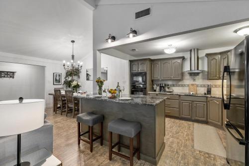 Gorgeous Home Near Wineries With Hot Tub And Fire Pit