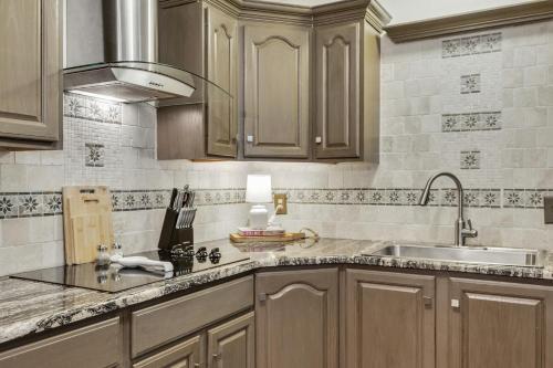Gorgeous Home Near Wineries With Hot Tub And Fire Pit