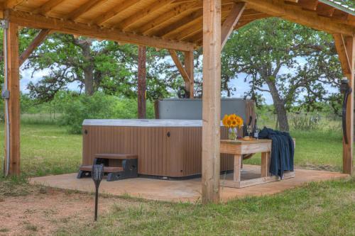 Gorgeous Home Near Wineries With Hot Tub And Fire Pit