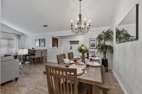 Gorgeous Home Near Wineries With Hot Tub And Fire Pit