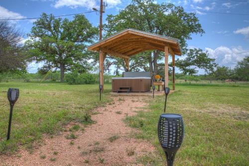 Gorgeous Home Near Wineries With Hot Tub And Fire Pit