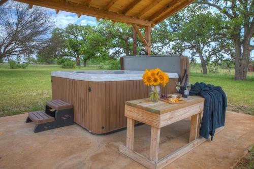 Gorgeous Home Near Wineries With Hot Tub And Fire Pit