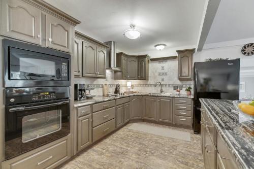 Gorgeous Home Near Wineries With Hot Tub And Fire Pit