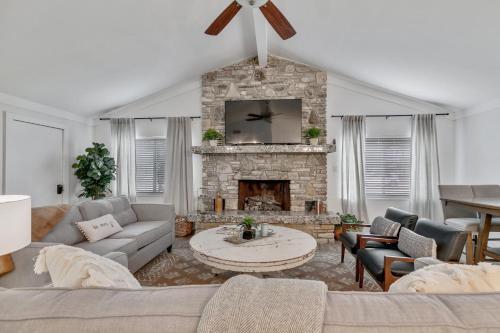 Gorgeous Home Near Wineries With Hot Tub And Fire Pit