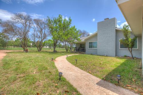 Gorgeous Home Near Wineries With Hot Tub And Fire Pit