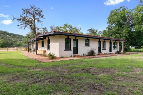 New Luxurious Home With Pool And Hot Tub