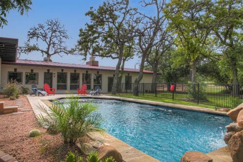 New Luxurious Home With Pool And Hot Tub