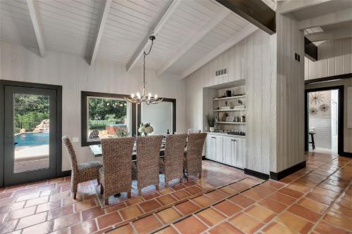 New Luxurious Home With Pool And Hot Tub