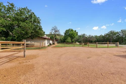 New Luxurious Home With Pool And Hot Tub