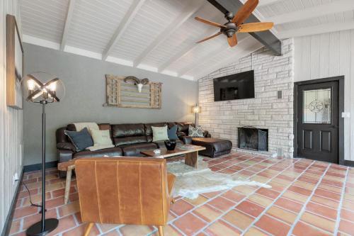 New Luxurious Home With Pool And Hot Tub