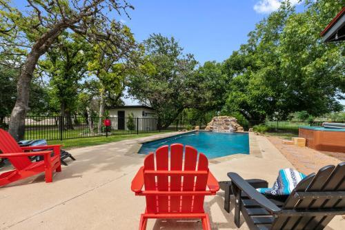 New Luxurious Home With Pool And Hot Tub