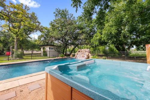 New Luxurious Home With Pool And Hot Tub