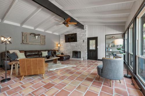 New Luxurious Home With Pool And Hot Tub