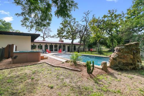 New Luxurious Home With Pool And Hot Tub