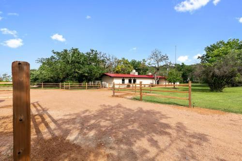 New Luxurious Home With Pool And Hot Tub