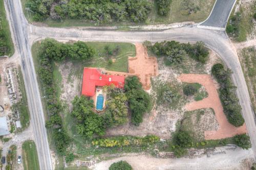 New Luxurious Home With Pool And Hot Tub