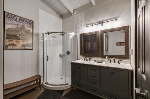 New Luxurious Home With Pool And Hot Tub
