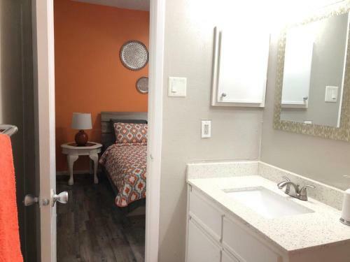 O-range Venue Apartment : Pool View, King Bed & Car Garage
