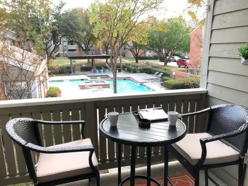 O-range Venue Apartment : Pool View, King Bed & Car Garage