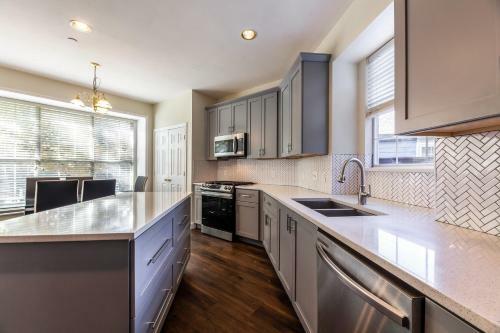 Blissful And Lavish 4 Bedrooms Home With Jacuzzi