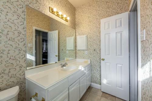 Blissful And Lavish 4 Bedrooms Home With Jacuzzi