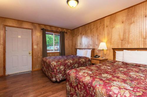 Hotel Flamingo Resort On Lake George