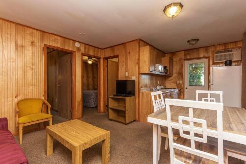 Hotel Flamingo Resort On Lake George