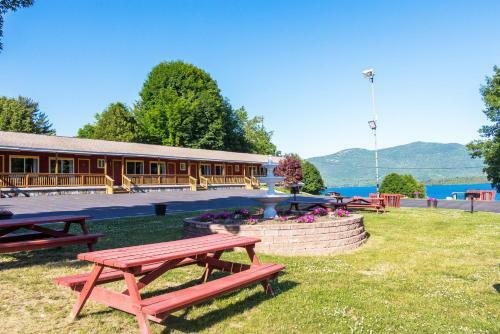 Hotel Flamingo Resort On Lake George