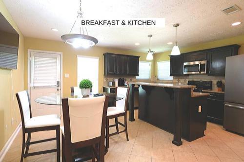Downtown 25 Minutes, 8 Beds, 4 Bedrooms - Turtle Creek