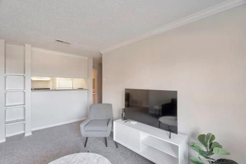Perfect Cozy Condo Near Midland College