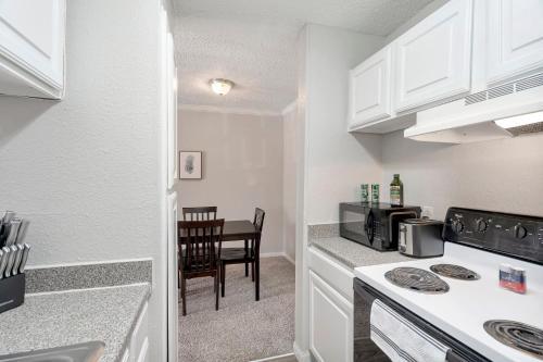 Perfect Cozy Condo Near Midland College