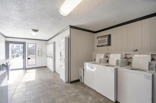 Perfect Cozy Condo Near Midland College