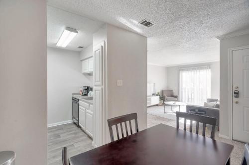 Perfect Cozy Condo Near Midland College