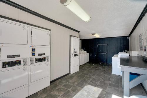 Perfect Cozy Condo Near Midland College