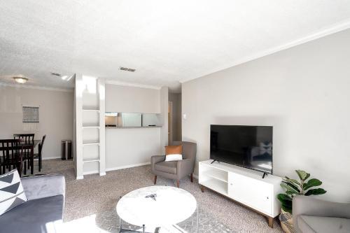 Perfect Cozy Condo Near Midland College