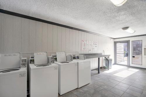 Perfect Cozy Condo Near Midland College