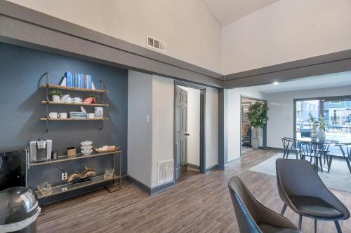 Perfect Cozy Condo Near Midland College