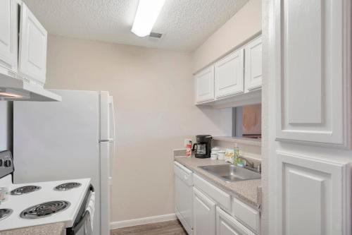 Perfect Cozy Condo Near Midland College