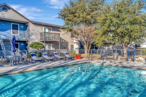 Perfect Cozy Condo Near Midland College