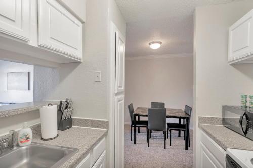 Perfect Cozy Condo Near Midland College