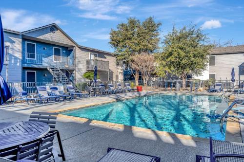 Perfect Cozy Condo Near Midland College