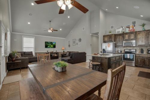 Let's Go Tubing! Awesome House-next To River!